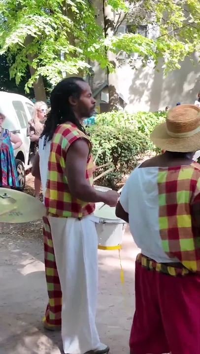 Percussions à Cebazat, tambours et costumes madras